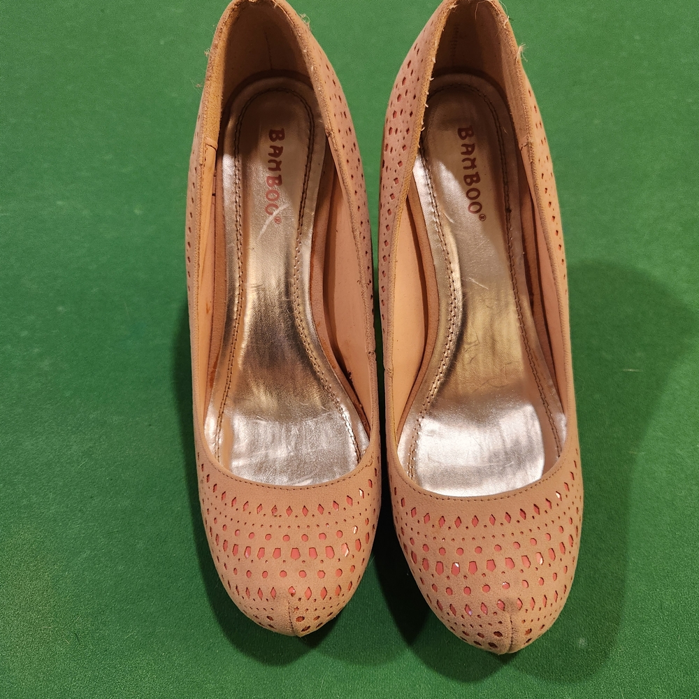 BAMBOO Women's Tan and Pink Heels